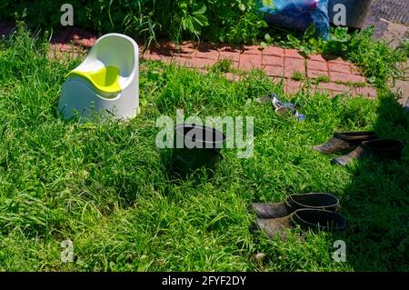 le pot pour enfants se trouve dans l'herbe, en été Banque D'Images