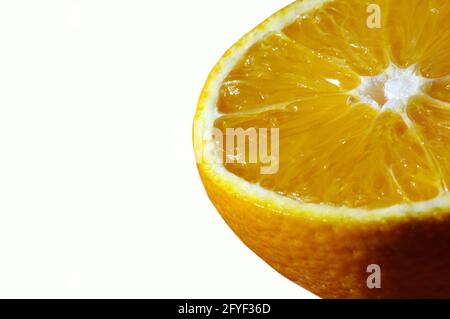 Gros plan d'une orange douce, tranché et isolé sur fond blanc