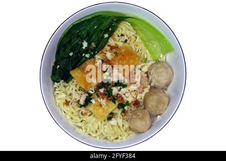 Gros plan sur Bakso, un meatball avec des nouilles, des plats traditionnels indonésiens, vue de dessus et isolé sur fond blanc Banque D'Images