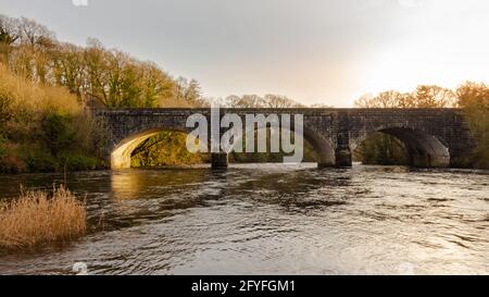 Pont de Threave au-dessus de la rivière Dee près de Castle Douglas, lors d'une journée ensoleillée d'hiver, Dumfries et Galloway, Écosse Banque D'Images