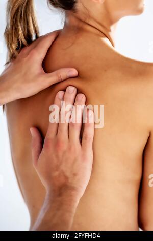 Ostéopathie structurelle session à une femme souffrant de douleur au cou. Banque D'Images