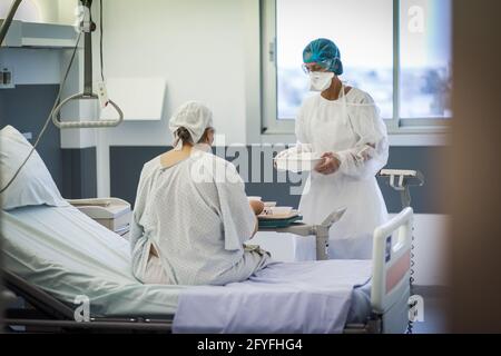 Infirmière dans la chambre d'un patient âgé, unité d'hospitalisation Covid du CHU de Limoges. Banque D'Images
