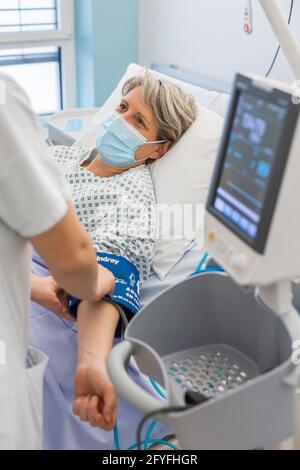 Infirmière avec un patient hospitalisé. Hôpital de Limoges, France. Banque D'Images