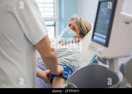 Infirmière avec un patient hospitalisé. Hôpital de Limoges, France. Banque D'Images