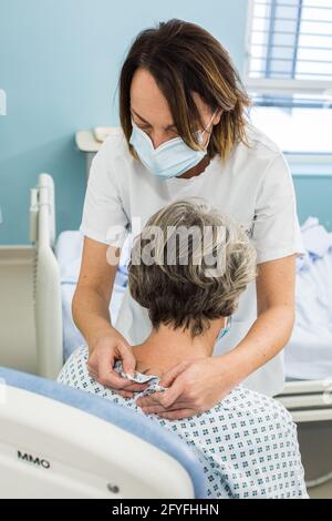 Infirmière avec un patient hospitalisé. Hôpital de Limoges, France. Banque D'Images
