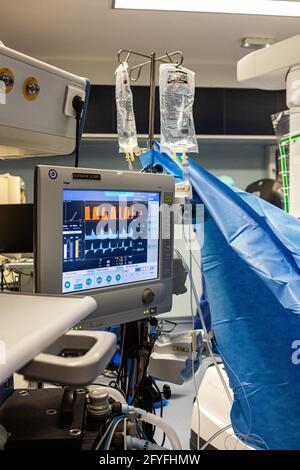 Moniteurs chirurgicaux utilisés pour suivre les signes vitaux d'un patient pendant une opération, France. Banque D'Images