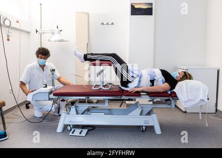 Séance de traction lombaire réalisée par un physiothérapeute de l'hôpital de Limoges, France. Banque D'Images