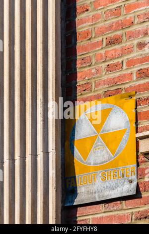 Panneau de style rétro pour abri à retombées nucléaires sur UN mur en brique rouge. Banque D'Images