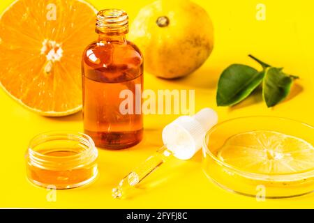 Illustration de l'utilisation de la vitamine C dans la fabrication de cosmétiques. Banque D'Images