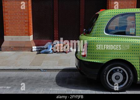 Londres (Royaume-Uni), 27 mai 2021 : un couple (sans-abri) dormant dans les rues à l'extérieur de la gare internationale de St Pancras. Banque D'Images