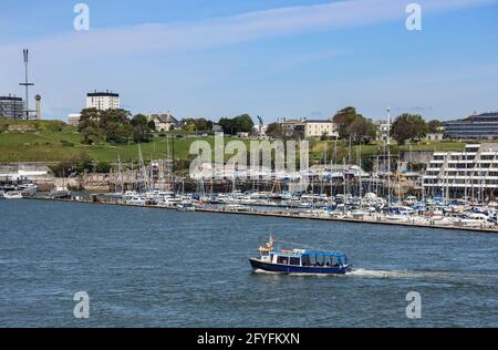 Le ferry de Plymouth en bord de mer traversant le Hamoaze jusqu'au parc Mount Edgcumbe à Cornwall. Derrière le port de plaisance de Mayflower, les travaux de bateau et le mont Wise Devonpor Banque D'Images