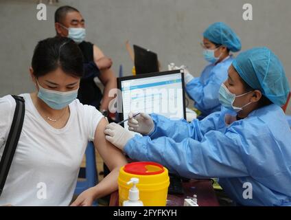 Tangshan, province chinoise de Hebei. 28 mai 2021. Les travailleurs médicaux administrent des doses de vaccin COVID-19 aux résidents d'un site de vaccination à Tangshan, dans la province de Hebei, dans le nord de la Chine, le 28 mai 2021. Credit: Yang Shiyao/Xinhua/Alay Live News Banque D'Images