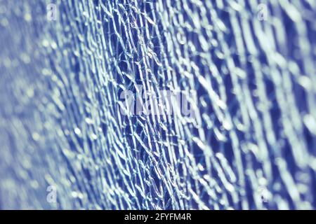 Arrière-plan de fissures sur le verre brisé de couleur bleue, texture Banque D'Images