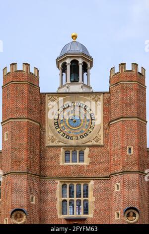 Un gros plan de la tour de l'horloge avec son horloge astronomique sur le Gatehouse d'Anne Boleyn vu de l'horloge au Hampton court Palace, Londres, Royaume-Uni Banque D'Images