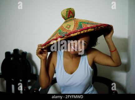 Addis Ababa - octobre 2011: Une fille éthiopienne tenant un Mesob: Un panier rond tissé en osier utilisé pour servir injera (plat traditionnel local) Banque D'Images