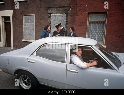 BELFAST, ROYAUME-UNI - SEPTEMBRE 1978. RUC, Royal Ulster Constabulary, policier de la patrouille des rues de Belfast pendant les troubles, Irlande du Nord, années 1970 Banque D'Images