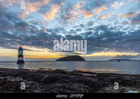 Penmon Lighthouse, Trwyn du, Puffin Island au lever du soleil depuis Penmon point, Anglesey, pays de Galles. Banque D'Images