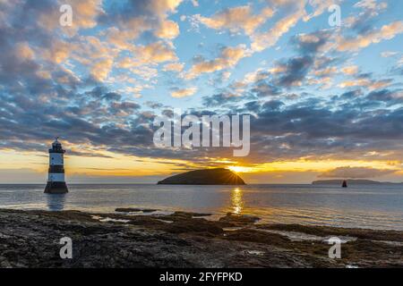 Penmon Lighthouse, Trwyn du, Puffin Island au lever du soleil depuis Penmon point, Anglesey, pays de Galles. Banque D'Images