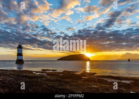 Penmon Lighthouse, Trwyn du, Puffin Island au lever du soleil depuis Penmon point, Anglesey, pays de Galles. Banque D'Images