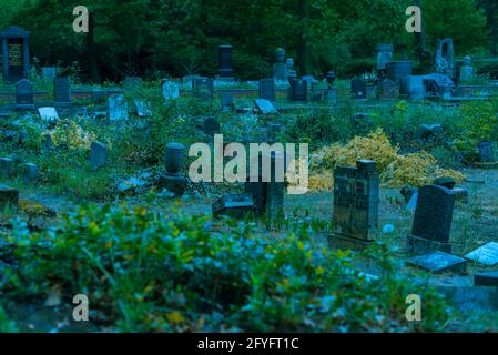 de nombreuses vieilles pierres tombales dans un cimetière Banque D'Images