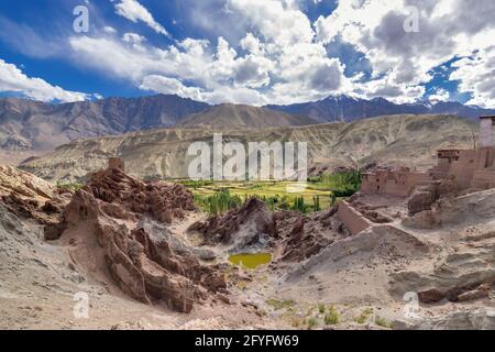 Ruines au monastère de Bango avec des pierres, des rochers et un étang, vue naturelle depuis le sommet, Leh, Ladakh, Inde Banque D'Images