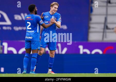 GENK, BELGIQUE - MAI 20 : Mark McKenzie de KRC Genk et Kristian Thorstvedt de KRC Genk pendant le match Jupiler Pro League entre KRC Genk et Royal A. Banque D'Images