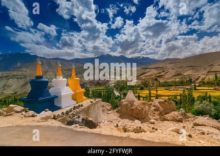 Trois stupas religieux bouddhistes colorés à Bango, Leh, Ladakh, Jammu et Cachemire, Inde.Ciel bleu avec nuages et montagnes de l'Himalaya arrière-plan. Banque D'Images