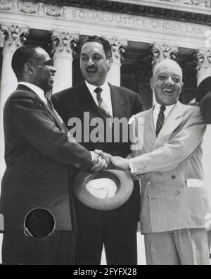 Brown c. Conseil d'éducation de Topeka avocats des droits civils après que la Cour suprême ait jugé inconstitutionnelle la ségrégation scolaire, 17 mai 1954. L-R: GEORGE E.C. Hayes; Thurgood Marshall, conseiller spécial de l'ANACP; et James M. Nabrit, professeur et procureur de droit à l'Université Howard Banque D'Images