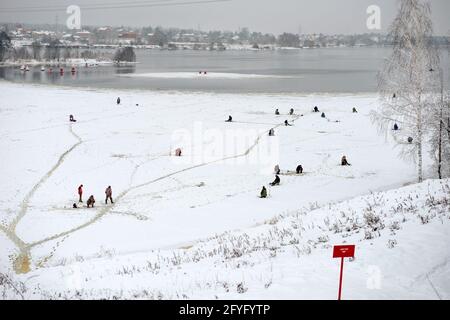 Dubna, Russie - janvier 5 2021: Pêche sur glace pêcheurs sur glace en hiver par une journée hivernale glacielle Banque D'Images