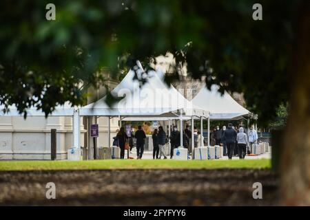 Melbourne, Australie. 28 mai 2021. Les gens attendent à l'extérieur d'un centre de vaccination COVID-19 à Melbourne, en Australie, le 28 mai 2021. En Australie, les doses de vaccin COVID-19 administrées dépassent les 4 millions, presque deux mois après la date limite initiale fixée par le gouvernement pour l'objectif. Credit: Xue Bai/Xinhua/Alamy Live News Banque D'Images