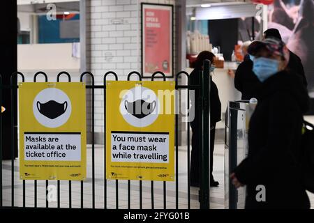 Melbourne, Australie. 28 mai 2021. Les panneaux d'affichage COVID-19 sont visibles à Melbourne, en Australie, le 28 mai 2021. En Australie, les doses de vaccin COVID-19 administrées dépassent les 4 millions, presque deux mois après la date limite initiale fixée par le gouvernement pour l'objectif. Credit: Xue Bai/Xinhua/Alamy Live News Banque D'Images