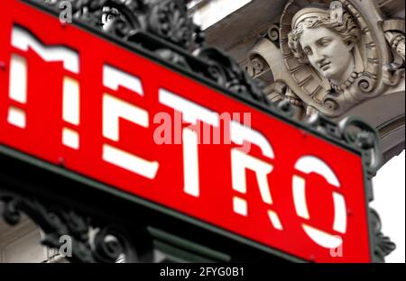 FRANCE. PARIS (75) MÉTRO, STATION SAINT-GERMAIN DES PRES. LA GARE EST LE 9 JANVIER 1910. LA STATION EST UN CANDELABRE ORNÉ VAL OSNE. CES MESSAGES, Banque D'Images