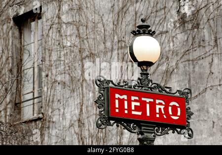 FRANCE. PARIS (75) MÉTRO, STATION SAINT-GERMAIN DES PRES. LA GARE EST LE 9 JANVIER 1910. LA STATION EST UN CANDELABRE ORNÉ VAL OSNE. CES MESSAGES, Banque D'Images