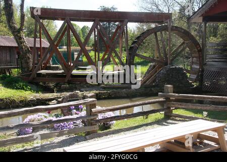 Historique Clifton Mill, Ohio, États-Unis. La millrace et la roue en bois. Banque D'Images