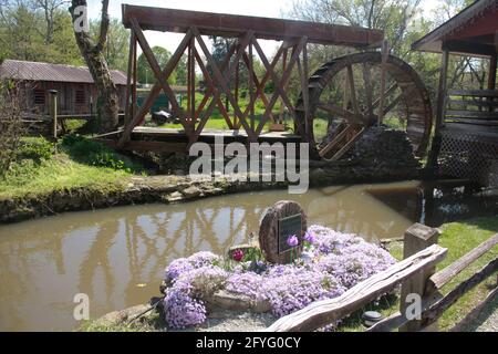 Historique Clifton Mill, Ohio, États-Unis. La millrace et la roue en bois. Banque D'Images