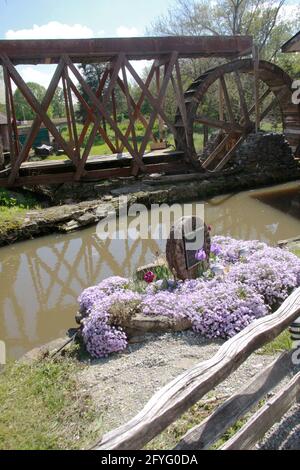 Historique Clifton Mill, Ohio, États-Unis. La millrace et la roue en bois. Banque D'Images