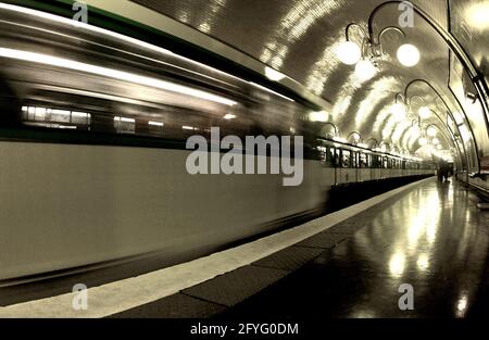 FRANCE. PARIS (75) GARE CITÉ, PLACE LOUIS-LEPINE. LA STATION A ÉTÉ OUVERTE LE 10 DÉCEMBRE 1910. SON NOM EST DÛ À SA POSITION SUR L'ÎLE DE LA Banque D'Images