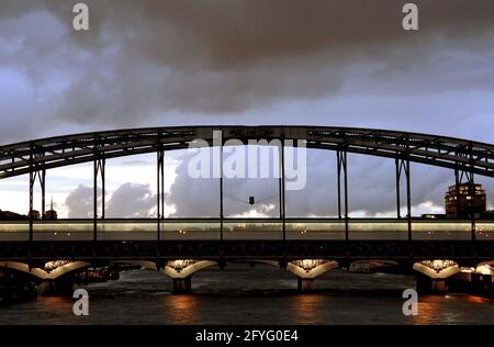 FRANCE. PARIS (75) VIADUC D'AUSTERLITZ. L'AUSTERLITZ VIADUC EST UN PONT FERROVIAIRE QUI TRAVERSE LA SEINE. CONSTRUIT POUR UN NOVEMBRE 1903 DÉCEMBRE 1904 PAR T Banque D'Images