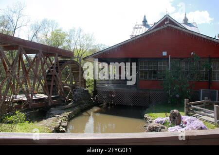 Historique Clifton Mill, Ohio, États-Unis. Vue de la cour, avec le millrace et la roue en bois (à gauche) et le restaurant (blanc). Banque D'Images