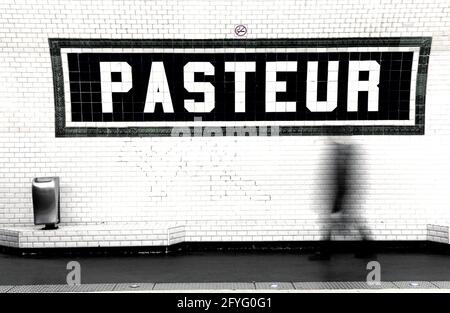 FRANCE. PARIS (75) MÉTRO, STATION PASTEUR. LA GARE EST OUVERTE EN 1906 ET REND HOMMAGE À LOUIS PASTEUR. LA GARE A ÉTÉ RÉNOVÉE EN 1976 DANS LE STYLE Banque D'Images