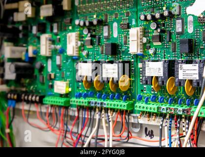 VANCOUVER, C.-B., CANADA - 1er JANVIER 2021 : armoire d'alarme incendie ouverte avec carte de circuit imprimé, vue en perspective. Système d'alarme incendie mono-étagé dans le circuit électrique Banque D'Images