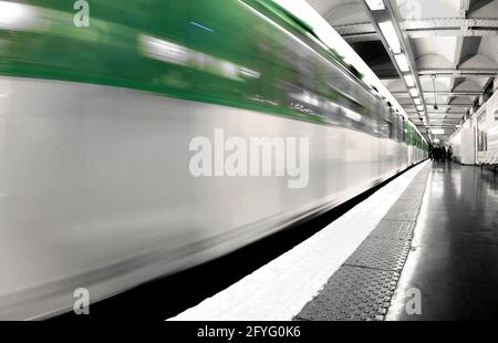 FRANCE. MÉTRO PARIS (75), STATION PERE LACHAISE. LA STATION EST OUVERTE EN 1903. LA GARE SE DISTINGUE PAR LA PROXIMITÉ DU CIMETIÈRE DU PÈRE LACHAISE Banque D'Images