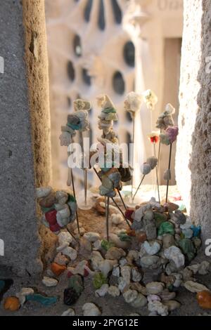 différentes couleurs de chewing-gum mâché sur des bâtons dans une fenêtre Banque D'Images