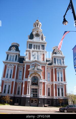 Van Wert, Ohio, États-Unis. Vue extérieure du palais de justice du comté du XIXe siècle, avec son style architectural second Empire. Banque D'Images