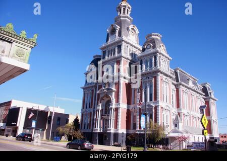 Van Wert, Ohio, États-Unis. Vue extérieure du palais de justice du comté du XIXe siècle, avec son style architectural second Empire. Banque D'Images
