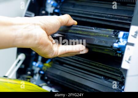 Techniciens remplaçant le toner dans l'imprimante laser concept fournitures de bureau réparation Banque D'Images