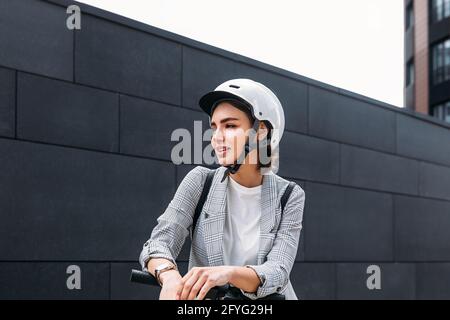 Portrait d'une jeune femme portant un casque de sécurité Banque D'Images