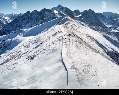 Tir de drone aérien du paysage de montagne d'hiver à Almaty, Kazakhstan. Banque D'Images