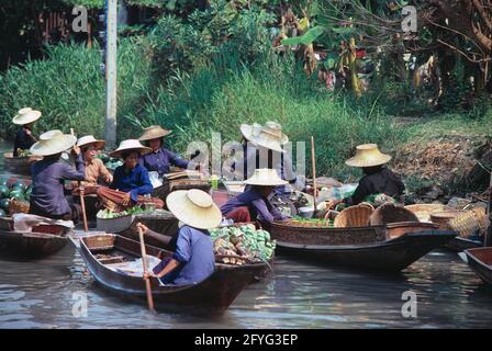 Thaïlande. Bangkok. Marché flottant. Les femmes commerçants en canoës. Banque D'Images