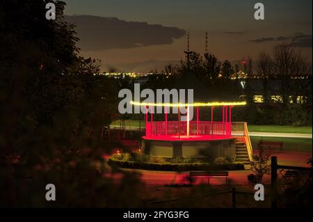 Vue nocturne d'un abri solaire aux couleurs rouges avec cheminées emblématiques de la centrale de Poolbeg (CCGT), Dublin Waste to Energy (usine de Covanta), Pigeon House Banque D'Images